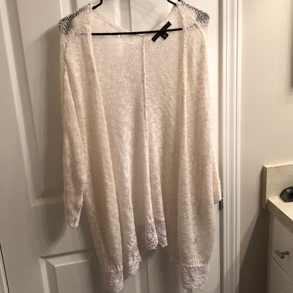 Beautiful knitted/lace cardigan - quarter sleeve